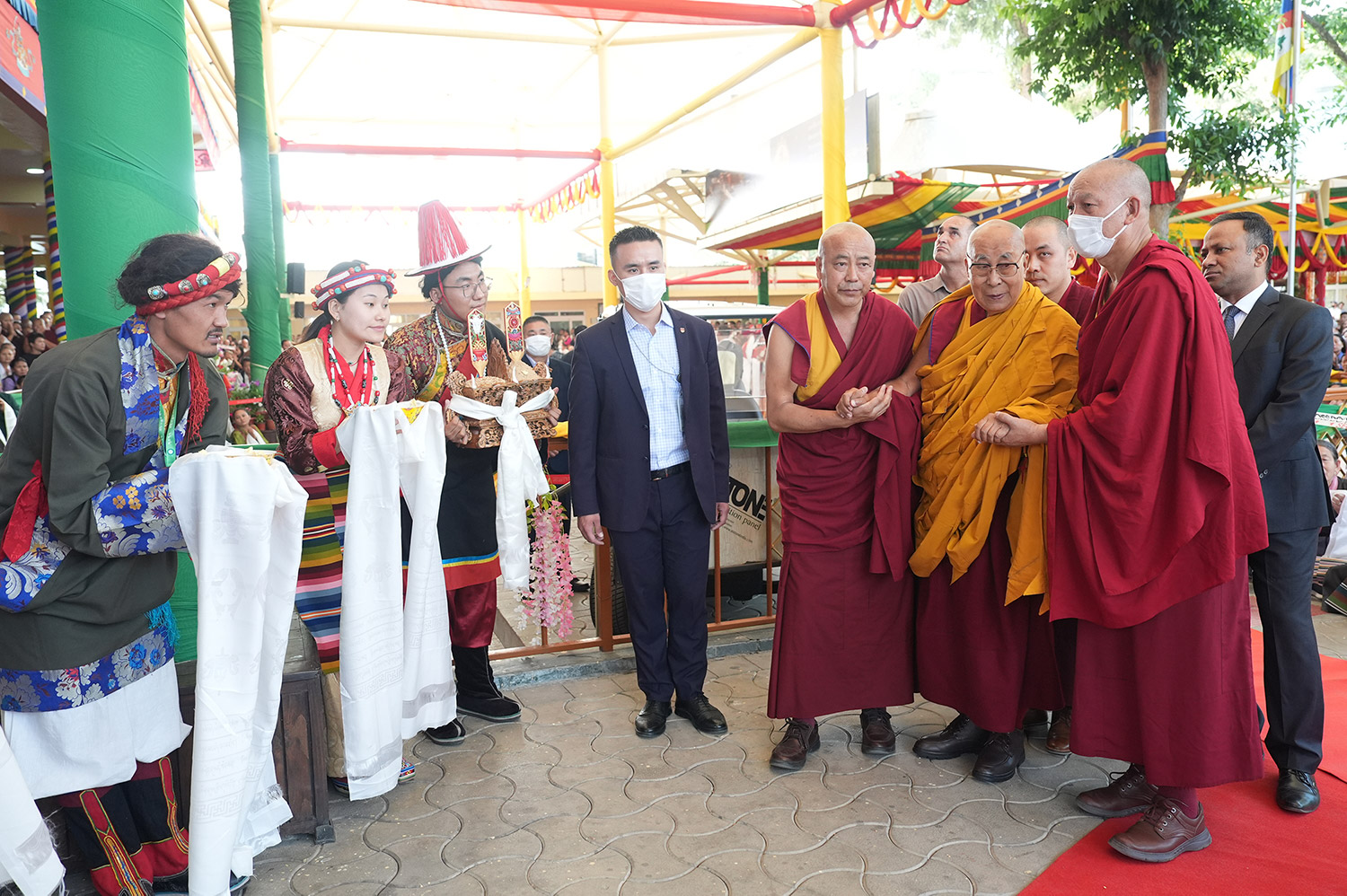 Read more about the article Current and Former Staff of Men-Tsee-Khang Offered a Long-Life Prayer Ceremony to H. H. the Dalai Lama
